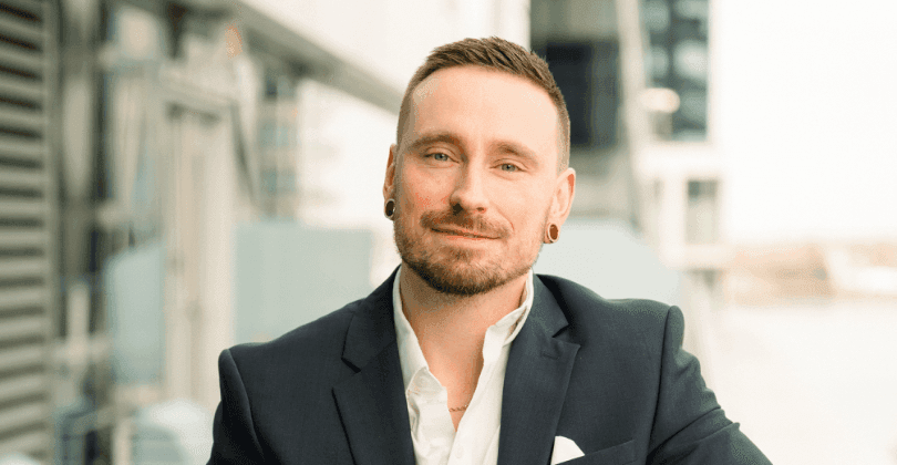 Follow & Connect Jarek Maj