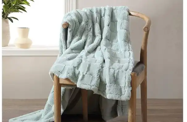 Spa: Faux Fur Throw Blanket