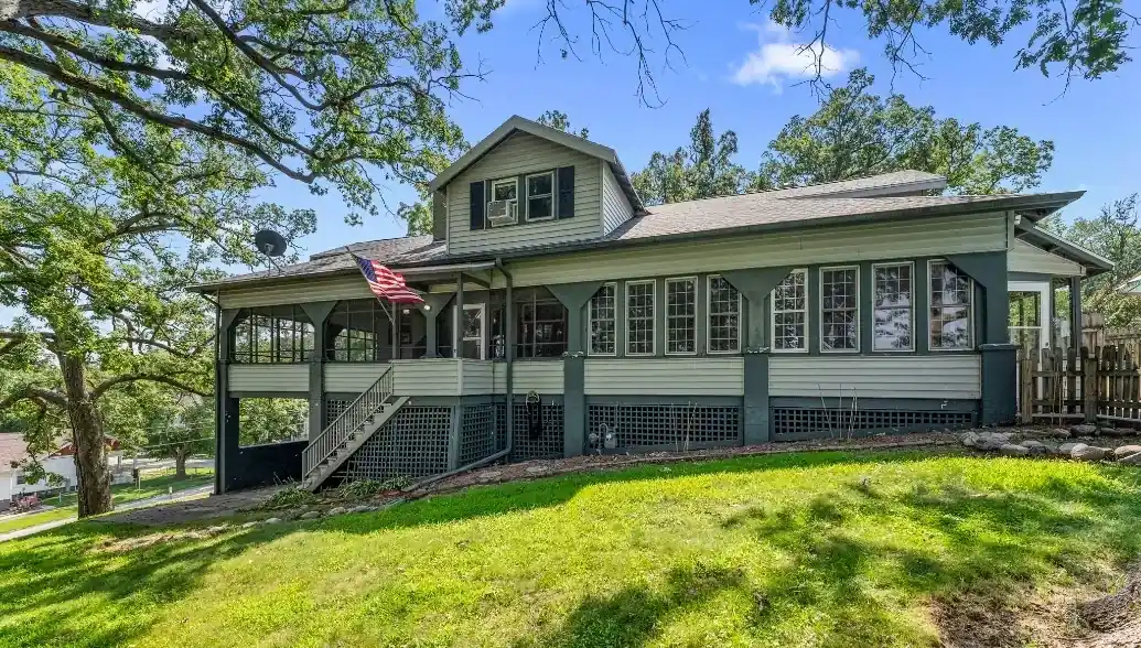 901 E 11th St, IA 52761