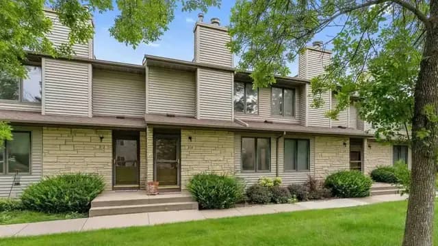 214 W Side Dr, Iowa City, IA 52246