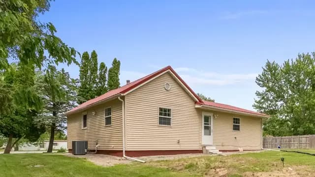 2805 Columbus St, Columbus City, IA 52737