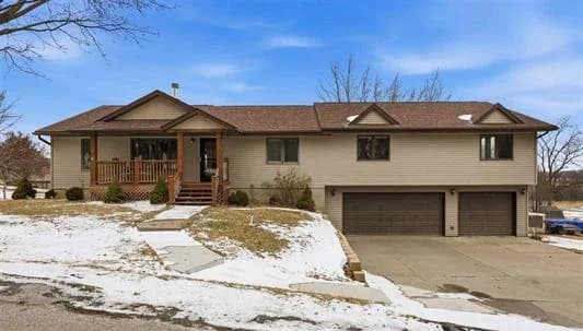 3438 Twin Lake View Dr NE, North Liberty, IA 52317