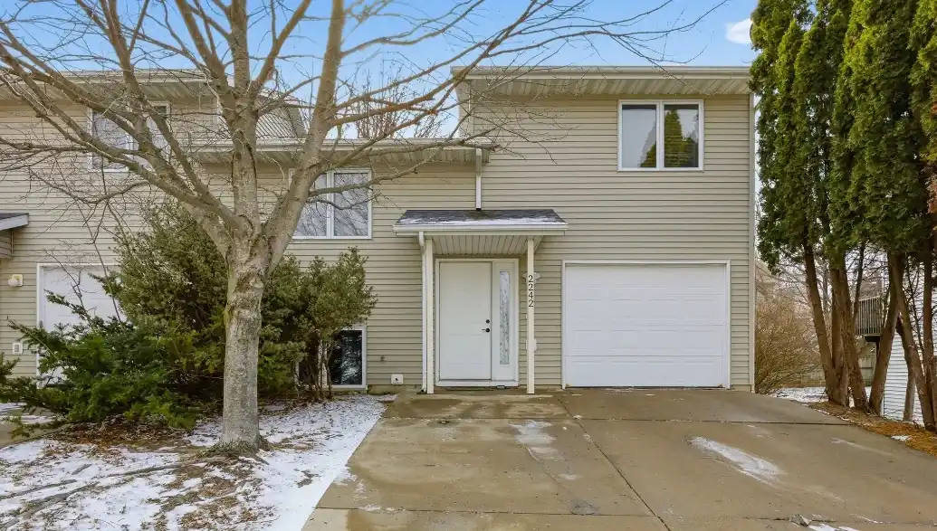 2242 13th St, Coralville, IA 52241
