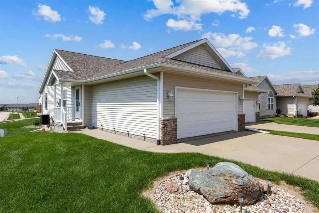 247 Whirlaway Ln, IA 52228