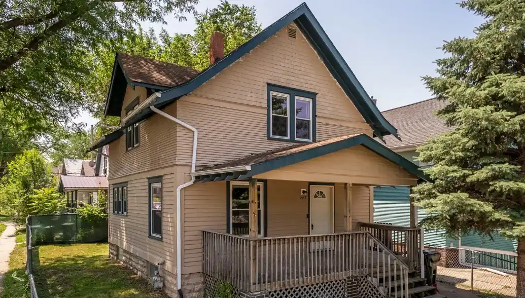 1557 7th Ave SE, Cedar Rapids, IA 52403