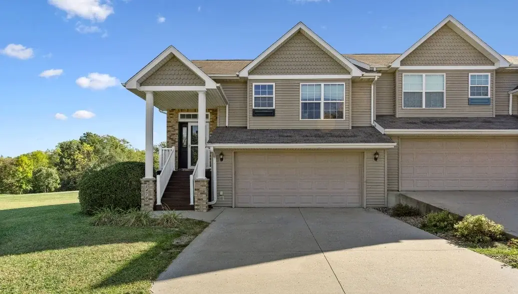  1470 Sadler Dr, North Liberty, IA 52317
