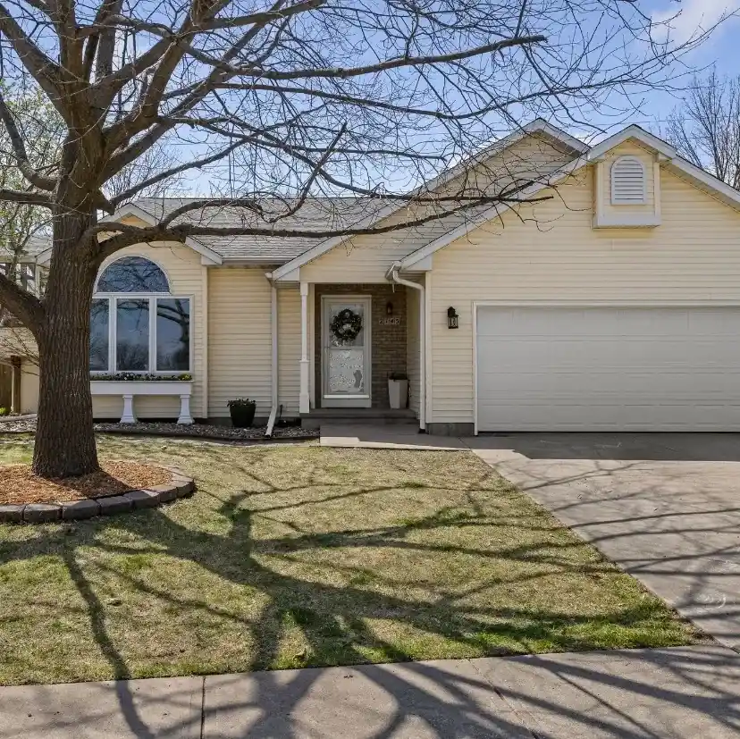  2145 Palmer Cir, Iowa City, IA 52240