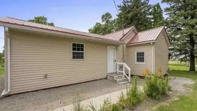 2805 Columbus St, Columbus City, IA 52737