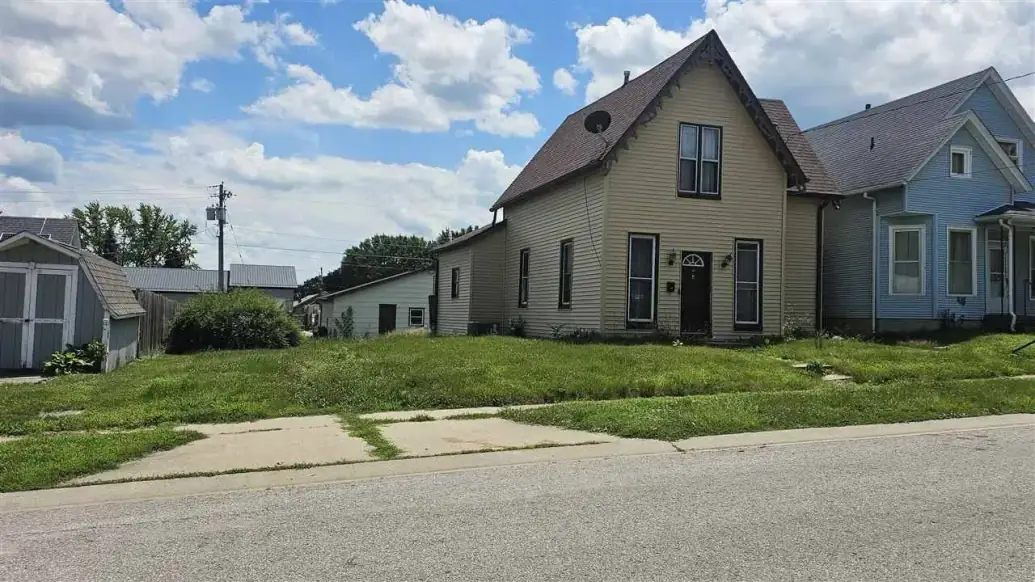 912 E 10th St, Muscatine, IA 52761