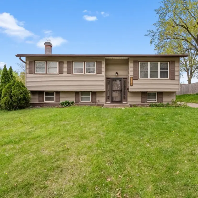 4725 N Harrison St, Davenport, IA 52806 