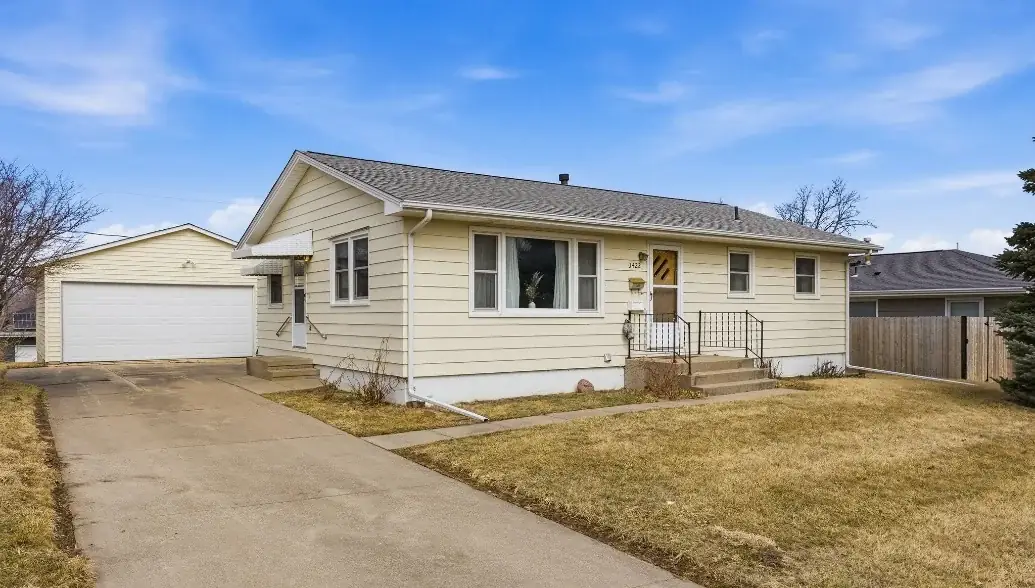 3422 Dennis Dr NW, Cedar Rapids, IA 52405