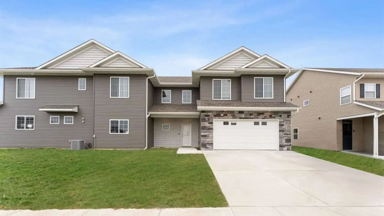 303 Old Oak Rdg, Hills, IA 52235 