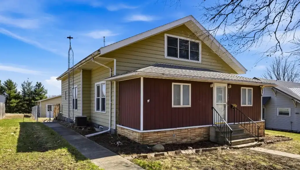 406 4th St, Deep River, IA 52222