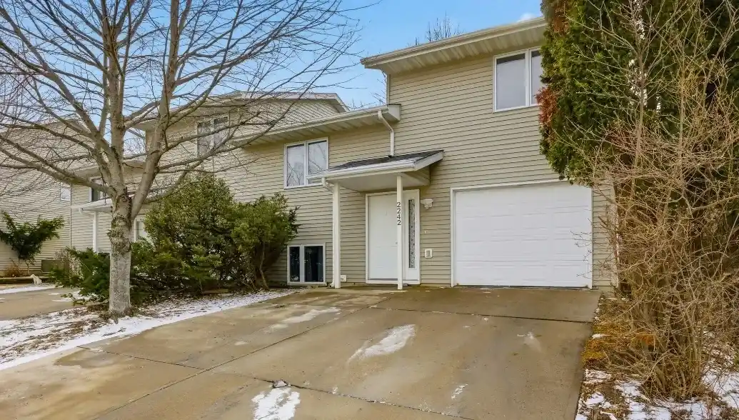2242 13th St, Coralville, IA 52241