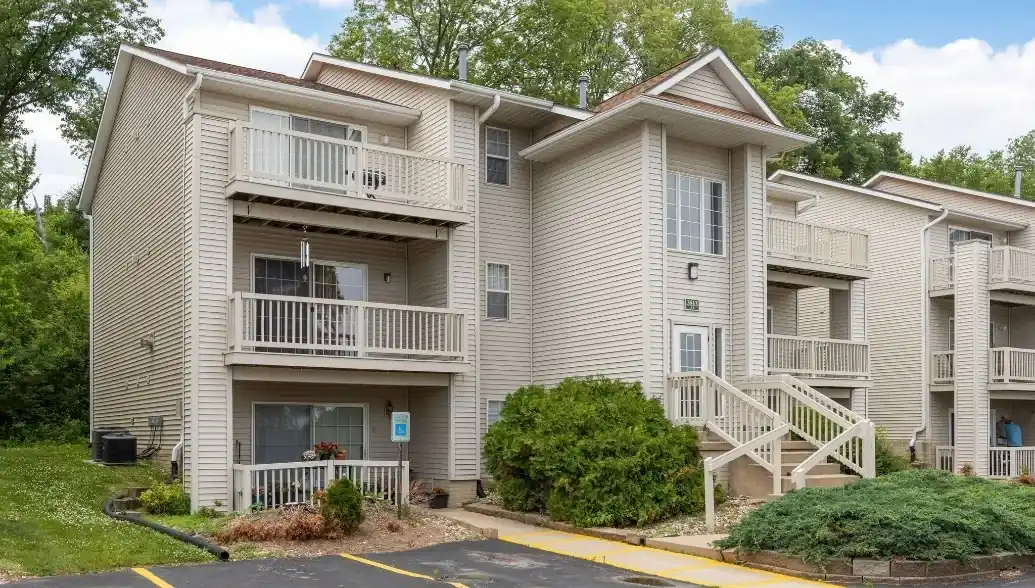 3513 E Ave NW #Unit#F, Cedar Rapids, IA 52405