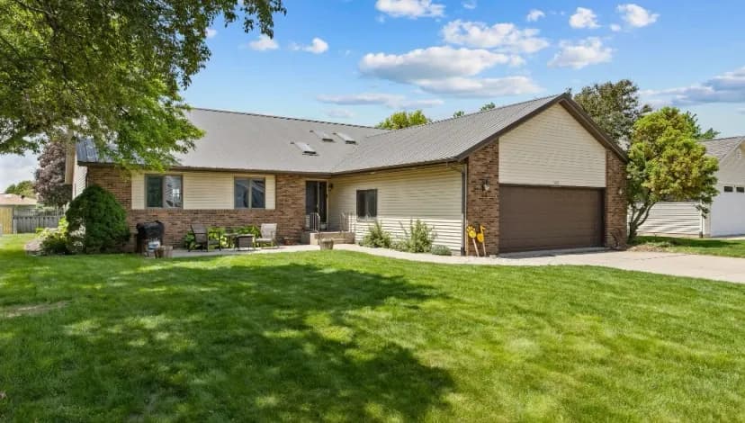  109 Elizabeth Dr, Tipton, IA 52772