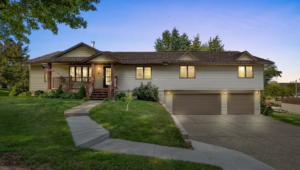 3438 Twin Lake View Dr NE, North Liberty, IA 52317