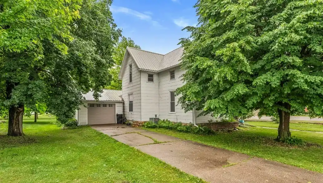 207 N Ellis St, Keota, IA 52248
