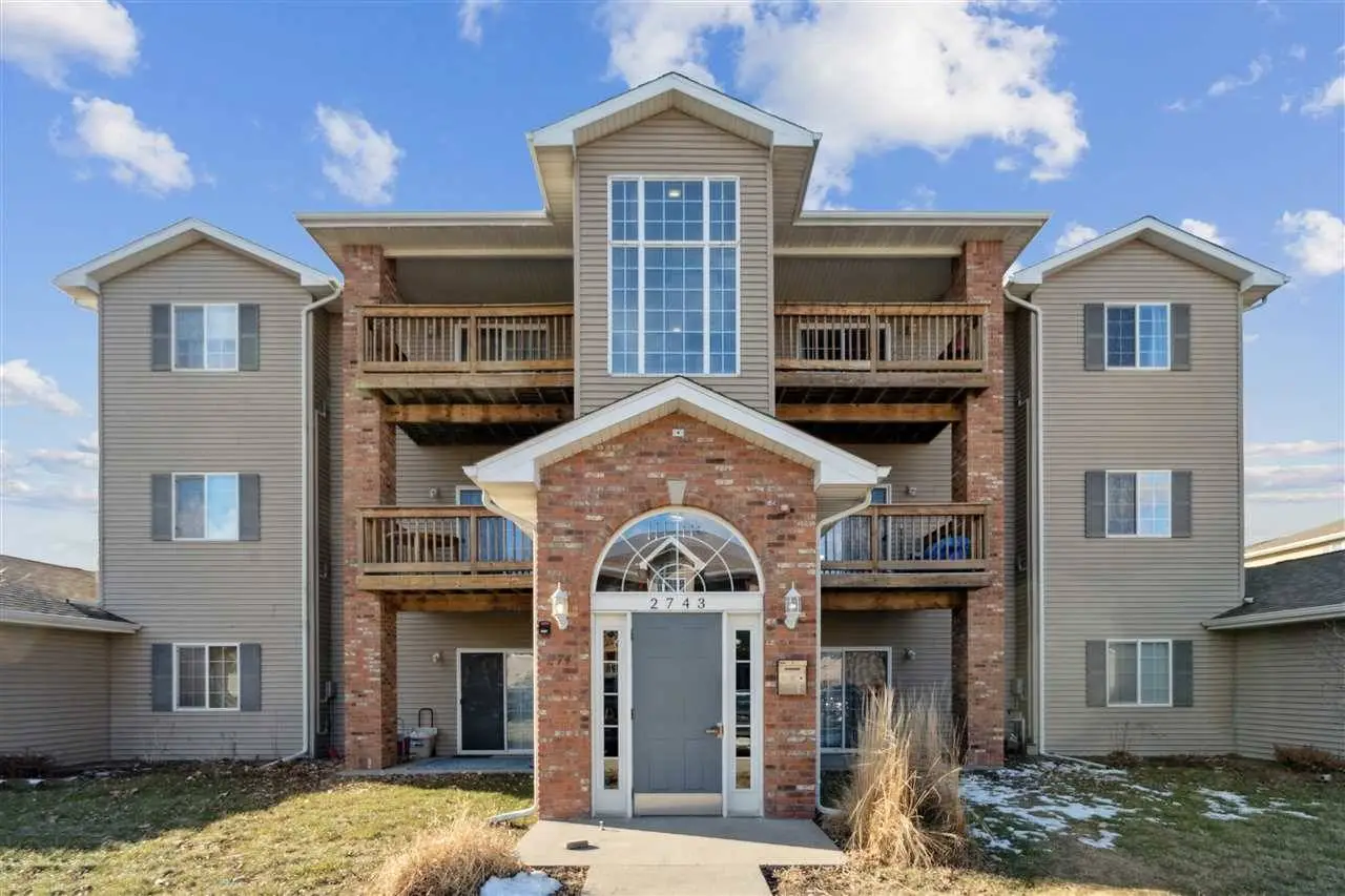 2743 Triple Crown Ln #8, Iowa City, IA 52240