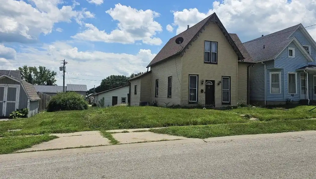 912 E 10TH ST, Muscatine, IA 52761