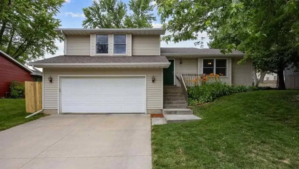  1110 Harlocke St, Iowa City, IA 52246