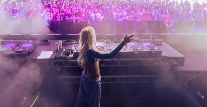 Listen "Mixing With Friends"