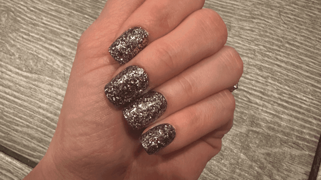 Red Aspen: press on nails, makeup and skincare