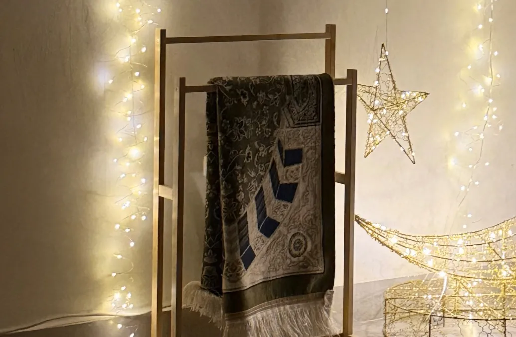 Prayer rug holder
