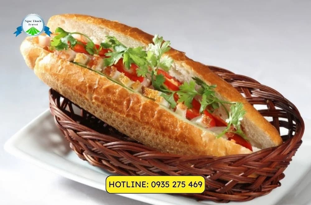 Bánh Mì Hội An – Vì Sao Chỉ Một Ổ Bánh Mì Cũng Khiến Du Khách Nhớ Mãi?