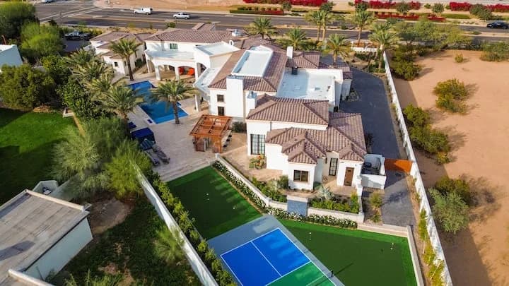 Home in Paradise Valley · ★5.0 · 7 bedrooms · 11 beds · 7.5 private baths